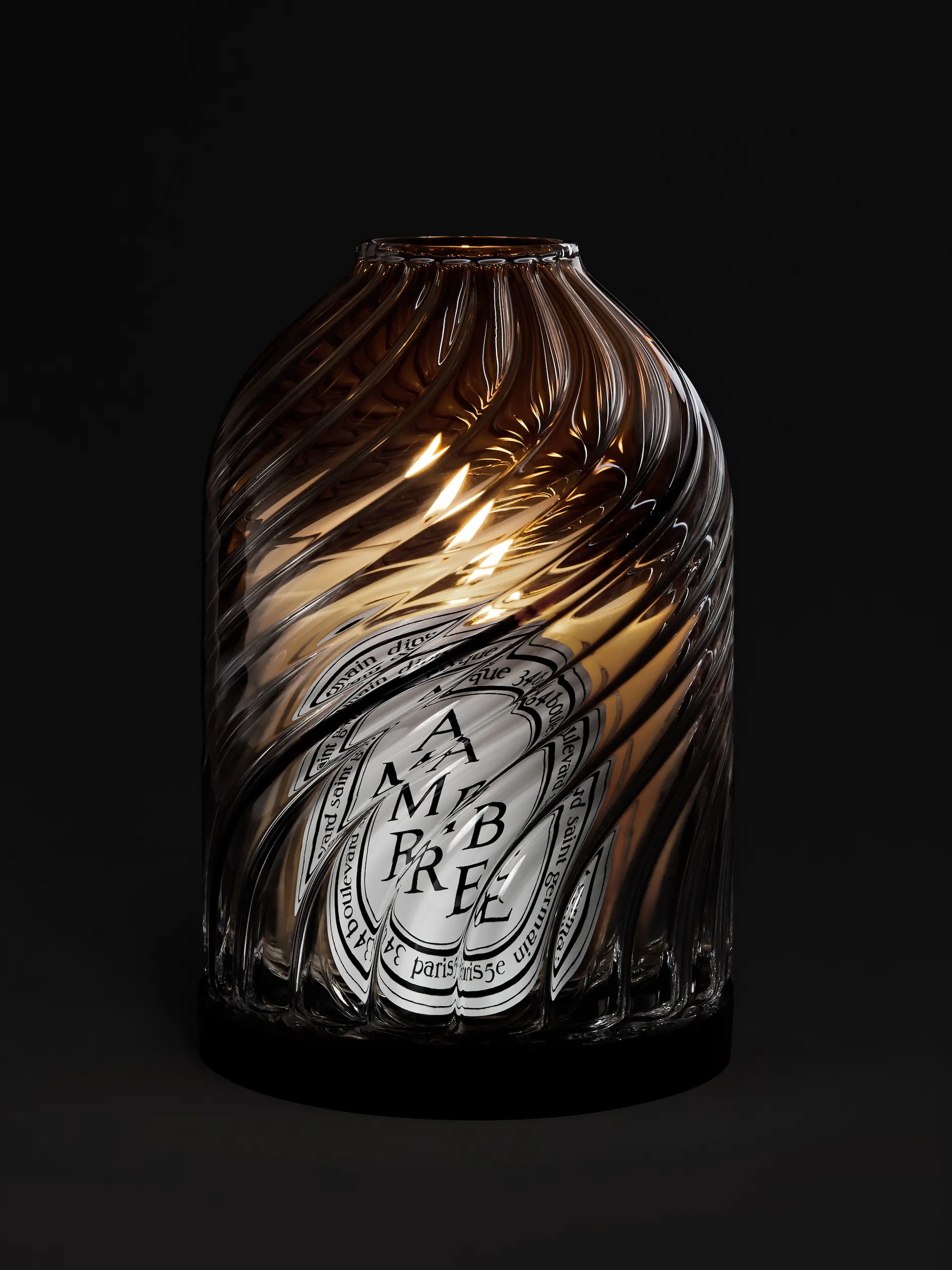 Bougie Diptyque Ambre dans un contenant en verre torsadé transparent avec lumière chaude à l'intérieur.
